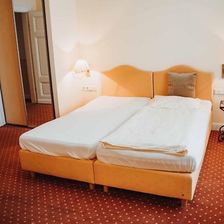 Hotel Am Wallgraben Брілон Номер фото